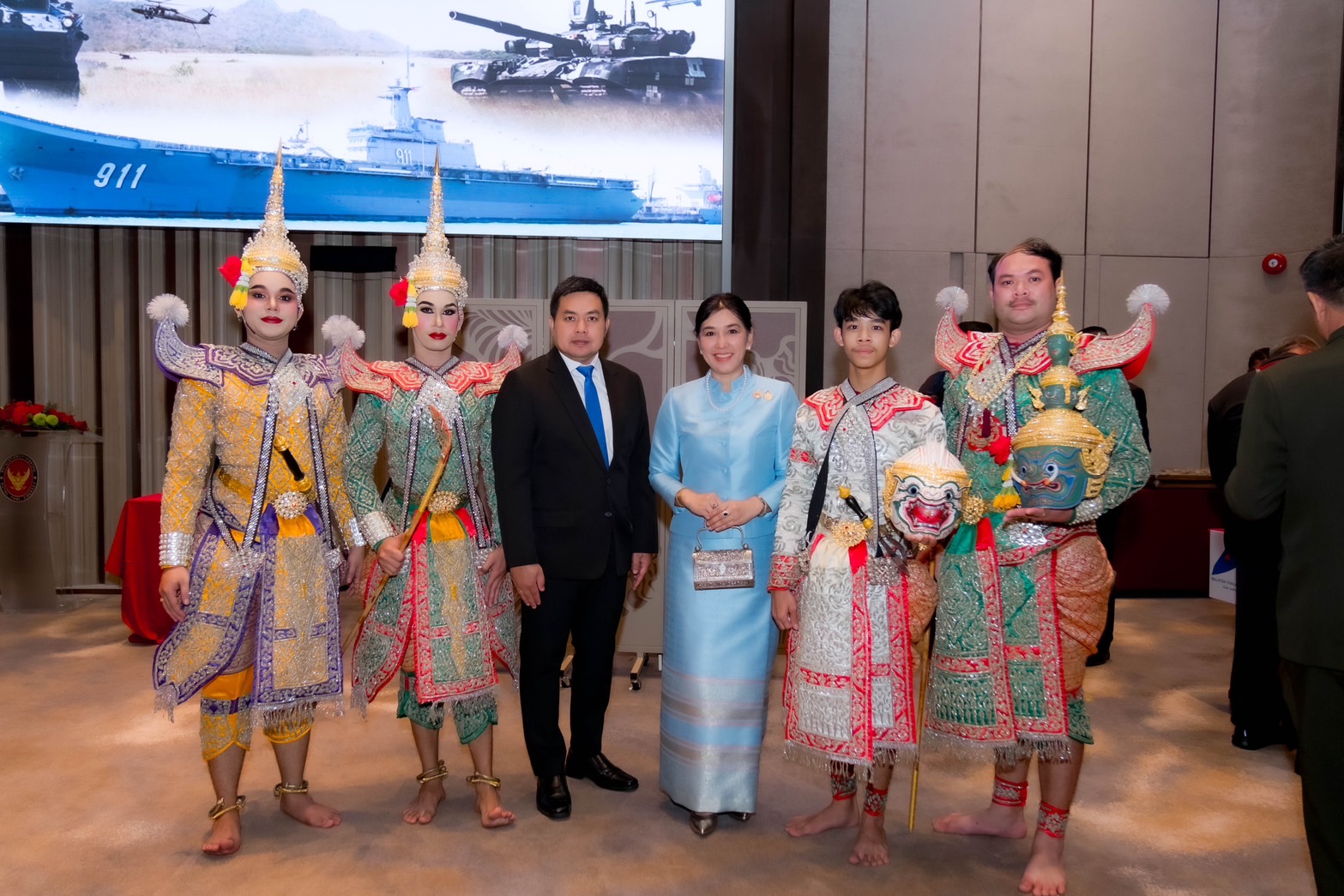 นายจตุรงณ์ หลวงพนัง ครูโขนสงขลานครินทร์ ประจำสถาบันวัฒนธรรมศึกษากัลยาณิวัฒนา นำนักนักศึกษาและบุคลากรร่วมแสดงโขนในงานเลี้ยงรับรองเนื่องในโอกาสวันกองทัพไทย ประจำปี 2568